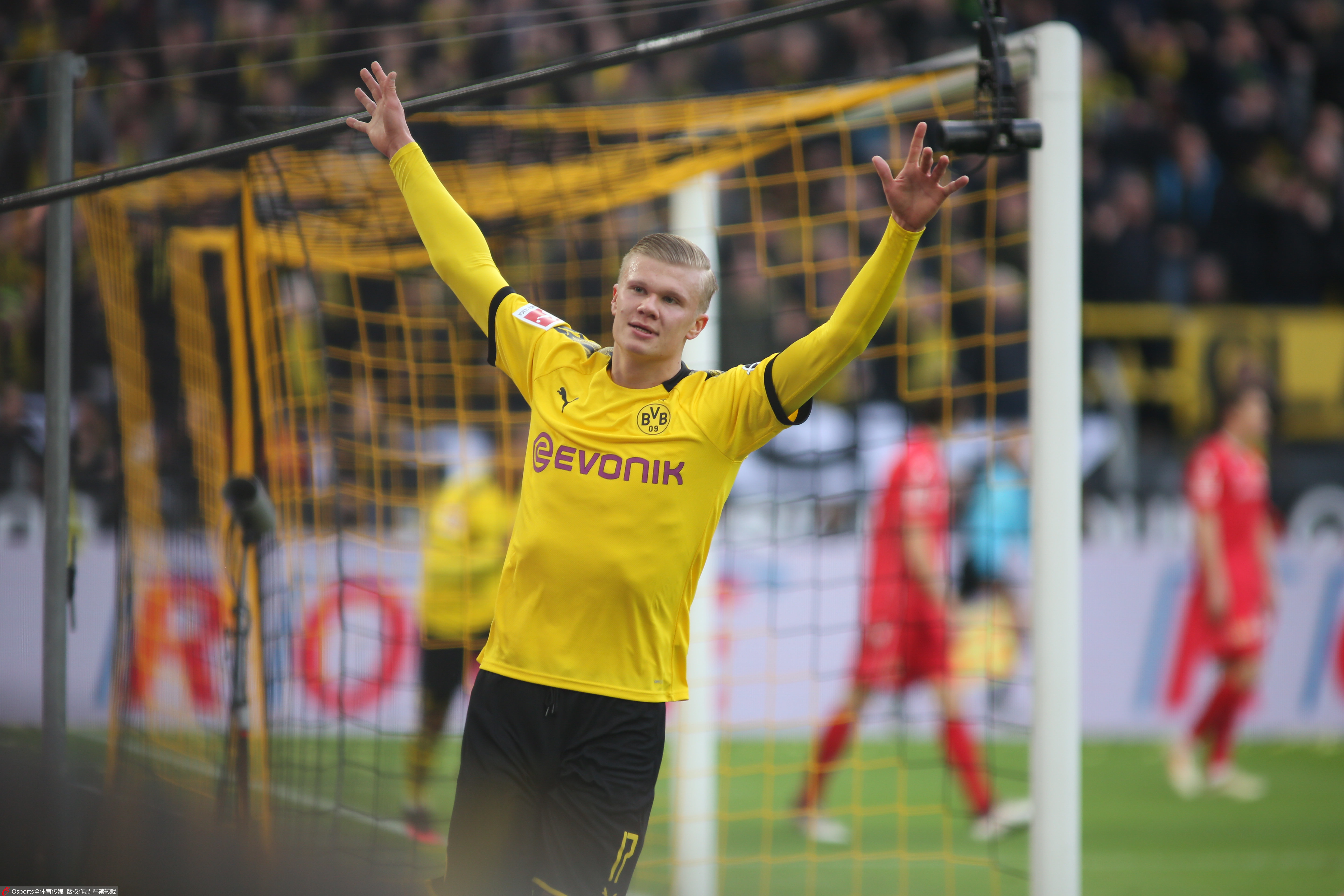 丰特炮轰拉波尔塔：他原本可留下梅西，却选择了追随皇马主席（丰特怒斥拉波尔塔：原可留住梅西，却偏要向皇马主席靠拢）