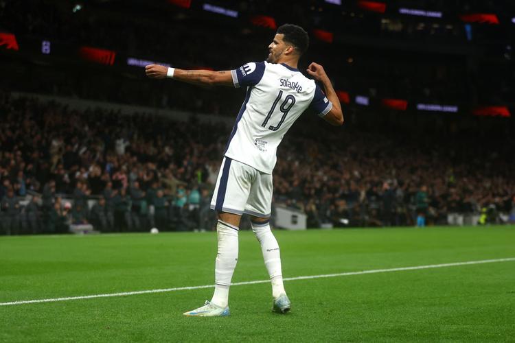 满血回归，此前经历眼部手术的奥利塞在进球后捂住一只眼庆祝（眼部手术后强势归来，奥利塞破门后捂单眼庆祝）