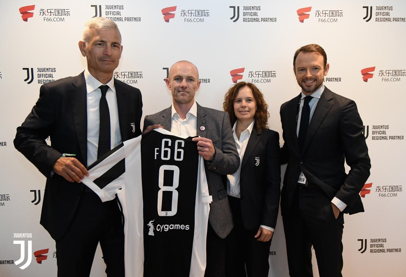 扎戈：托蒂睡觉打呼噜还说梦话；吐西蒙尼口水是因他故意挑衅（扎戈：托蒂睡觉会打鼾也会说梦话；向西蒙尼吐口水因其刻意挑衅）