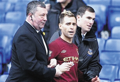 天降神兵，埃斯皮诺替补登场后即在底线附近攻入神仙球制胜（神奇替补埃斯皮诺底线附近一脚神仙球锁定胜局）