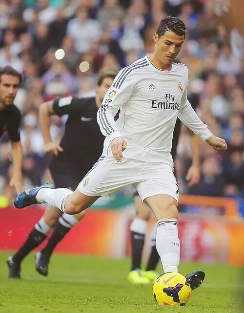 纽卡vs切尔西半场数据：双方控球率接近，蓝军半场仅2射门（纽卡vs切尔西半场战报：控球势均力敌，蓝军仅2次射门）