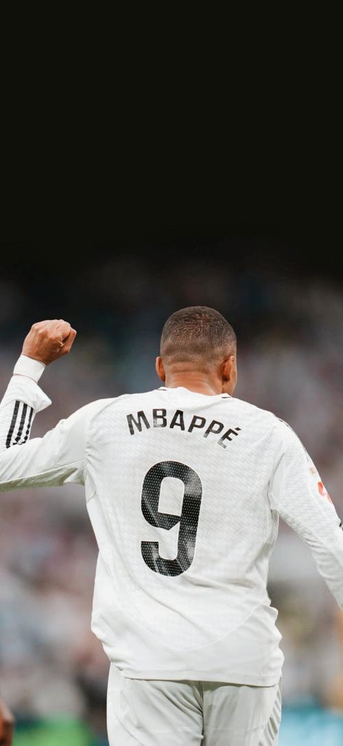 贝蒂斯进球后安东尼在包厢内庆祝，遭塞维球迷辱骂、扔杂物（贝蒂斯破门后，安东尼包厢内庆祝遭塞维球迷辱骂并遭杂物投掷）